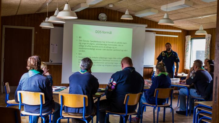 Leder sidder til foredrag om DDS formål