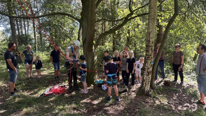 Spejderne forbereder sig til at klatre i træer