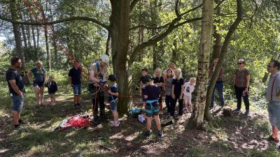 Spejderne forbereder sig til at klatre i træer